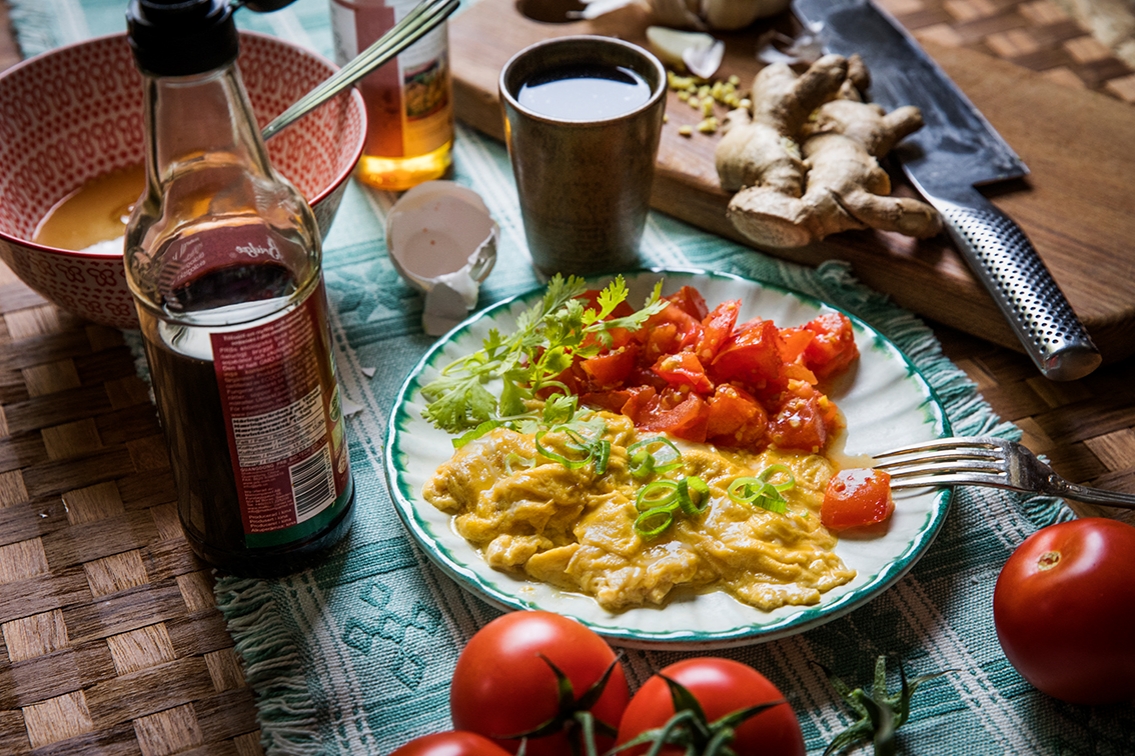 Kinesisk äggröra med het tomatkompott